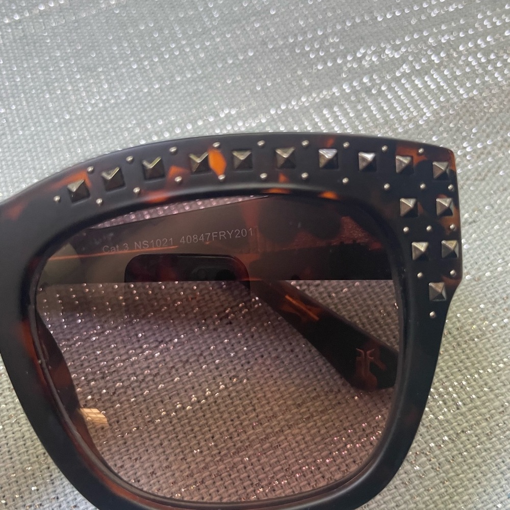 Frye Tortoise and Black Studded Sunglasses *NWOT* - Picture 3 of 7